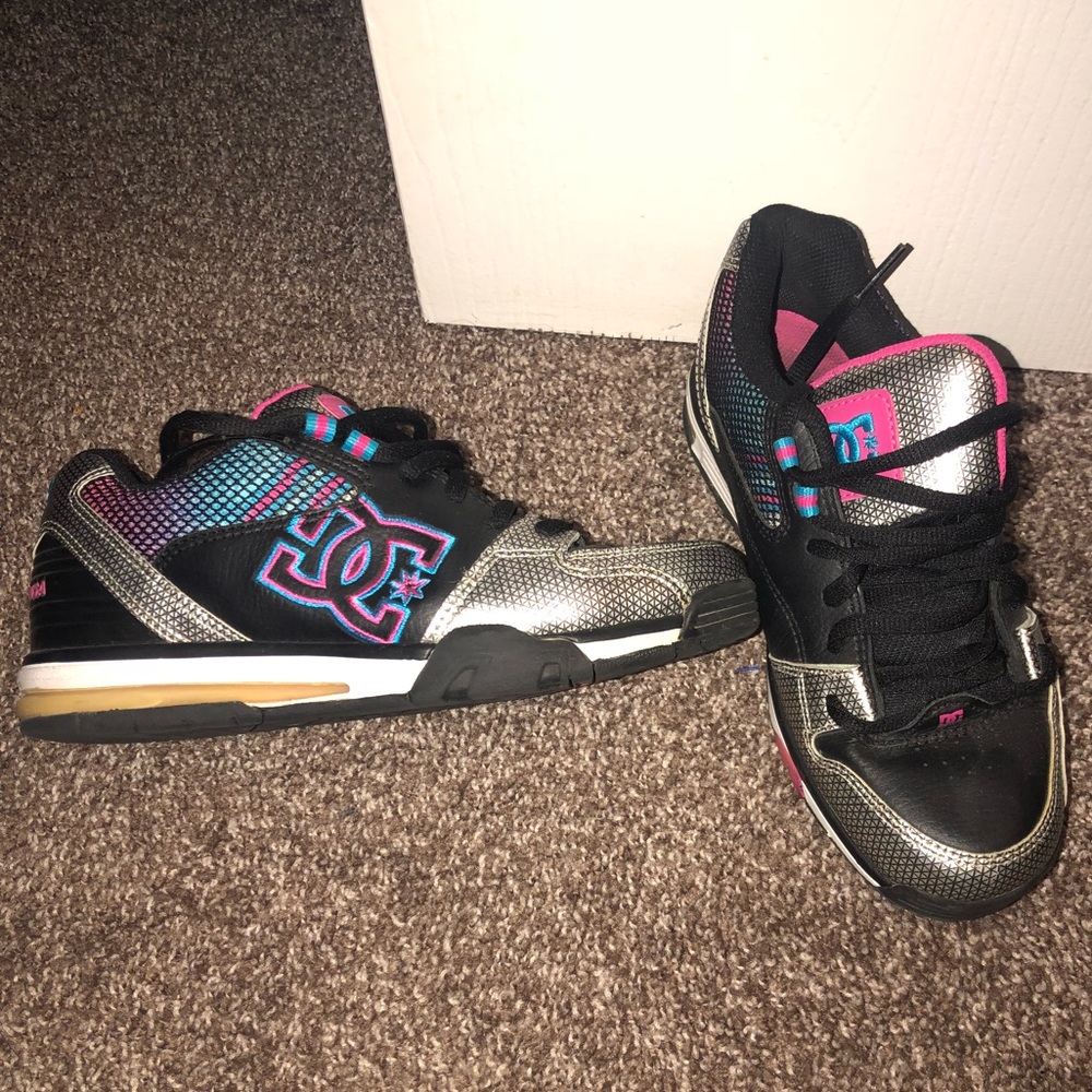 Tennis shoes